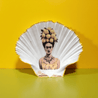Handveredeltes Deko - Objekt: Deko - Schale "Frida goes Amalfi", Größe "L", inkl. Federthron von ei - nzigartig
