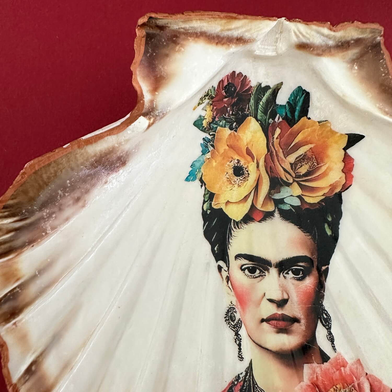 Handveredeltes Deko - Objekt: Dekoanhänger "Coyoacán Frida", 2 Größen und Kantenvarianten von ei - nzigartig