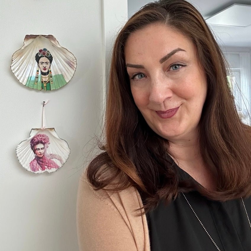 Handveredeltes Deko - Objekt: Dekoanhänger "Frida Hummingbird", 2 Größen, 2 Kantenfarben & 2 Varianten zur Aufhängung von ei - nzigartig
