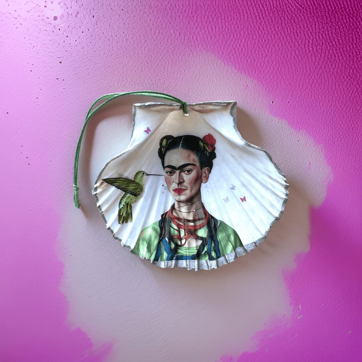 Handveredeltes Deko - Objekt: Dekoanhänger "Frida Hummingbird", 2 Größen, 2 Kantenfarben & 2 Varianten zur Aufhängung von ei - nzigartig