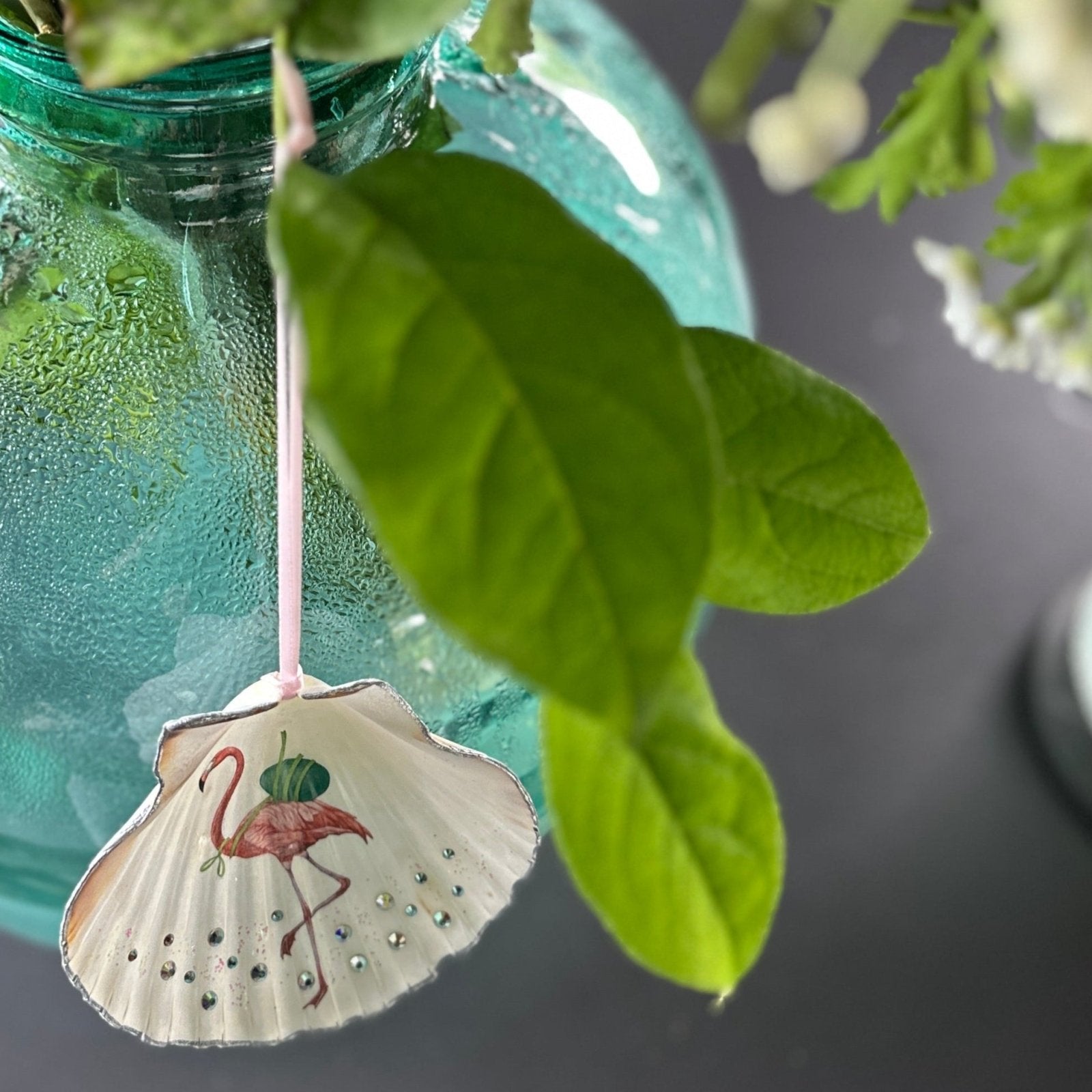 Handveredeltes Deko - Objekt: Dekoanhänger "Glam Flamingo" mit Preciosa - Kristallen von ei - nzigartig