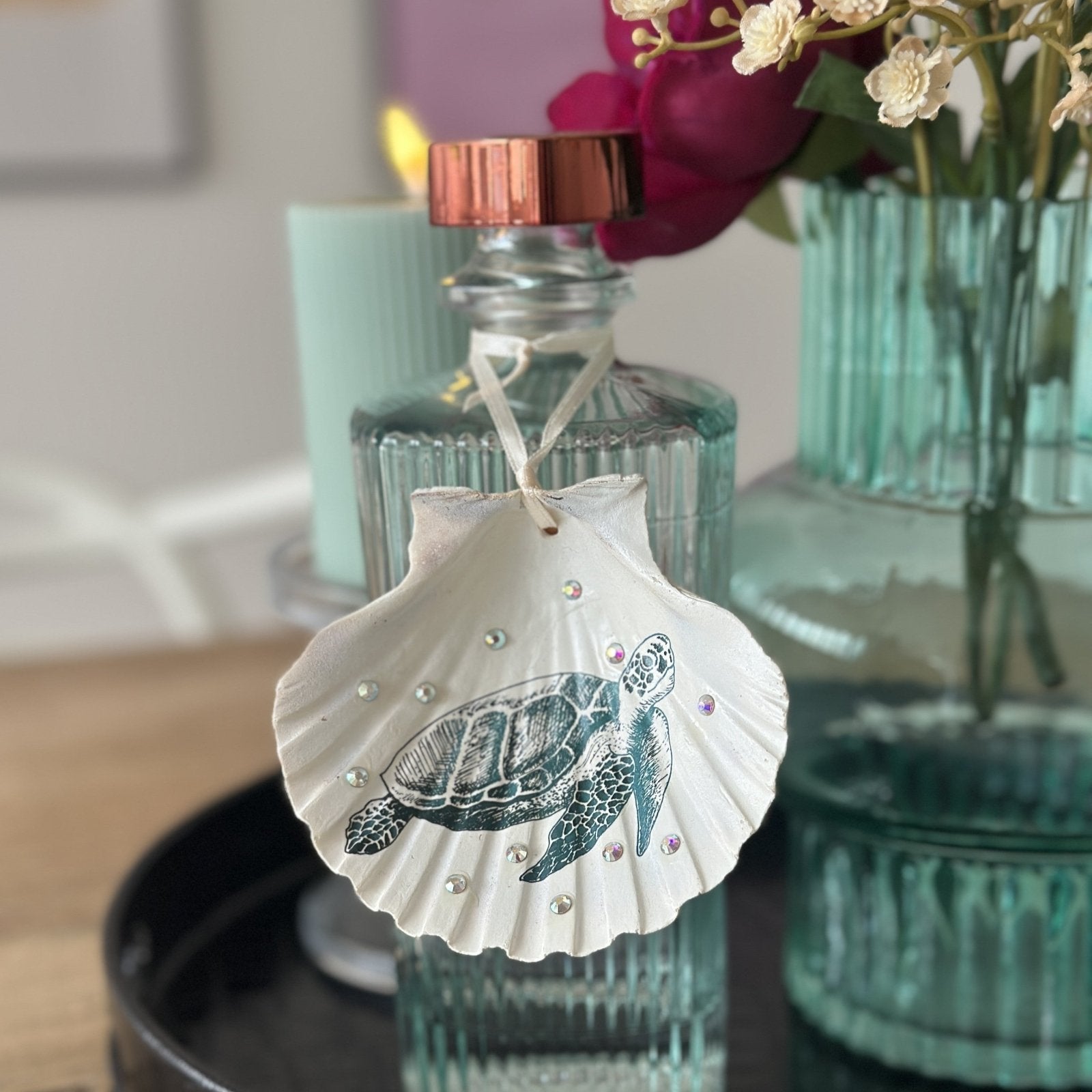 Handveredeltes Deko - Objekt: Dekoanhänger "Glam Wasserschildkröte" mit Preciosa - Kristallen von ei - nzigartig
