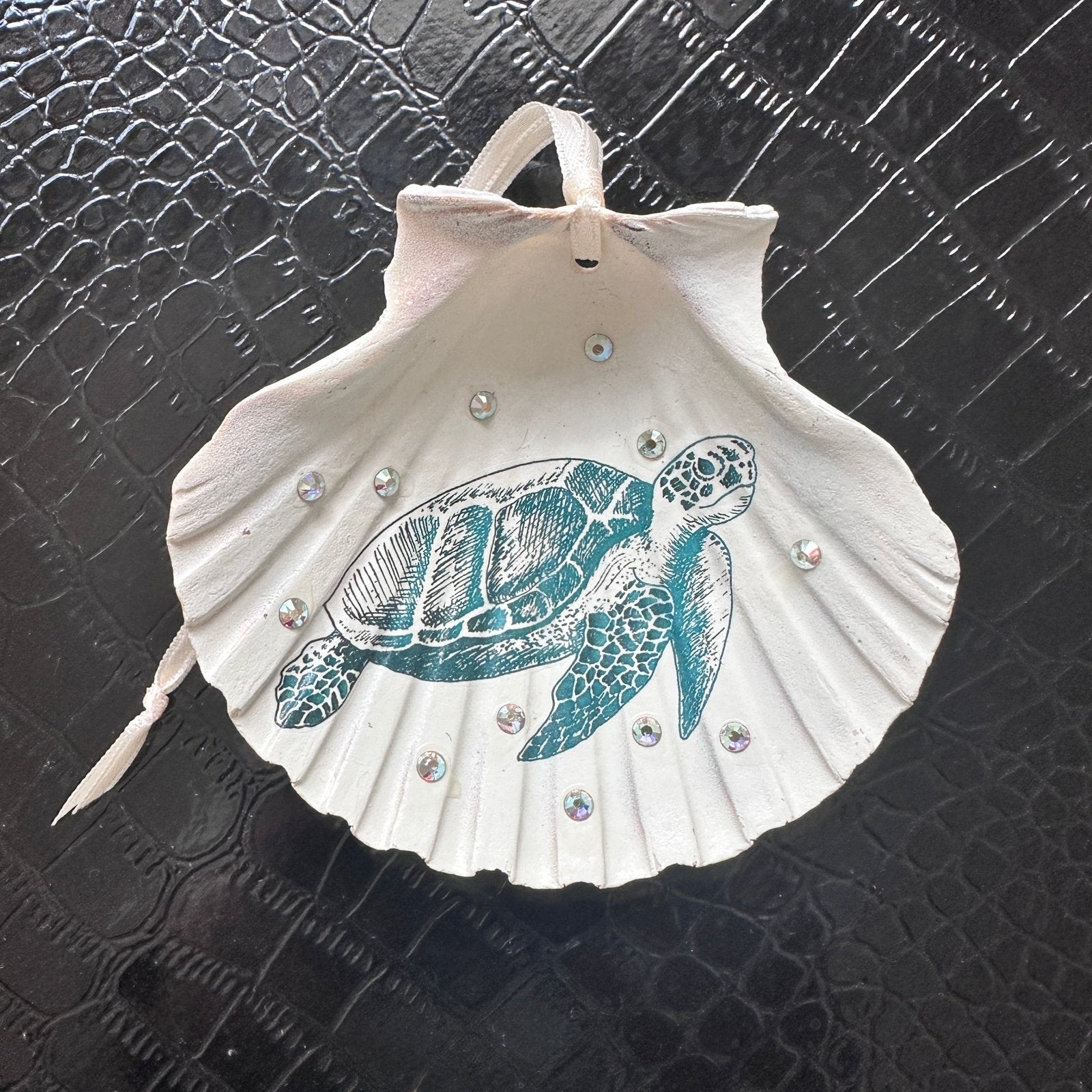 Handveredeltes Deko - Objekt: Dekoanhänger "Glam Wasserschildkröte" mit Preciosa - Kristallen von ei - nzigartig