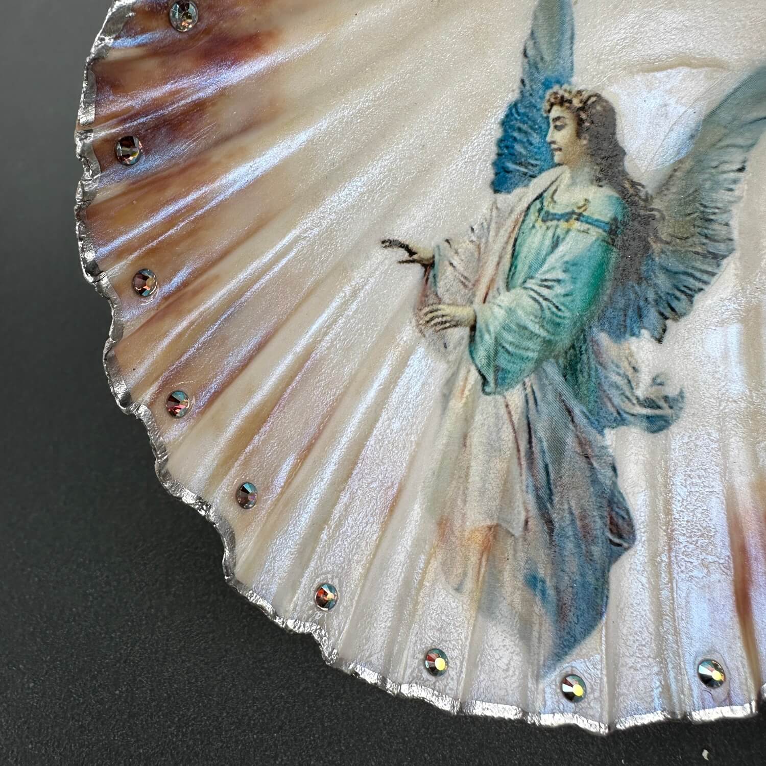 Handveredeltes Deko - Objekt: Dekoanhänger "Holy Angel", 2 Größen von ei - nzigartig
