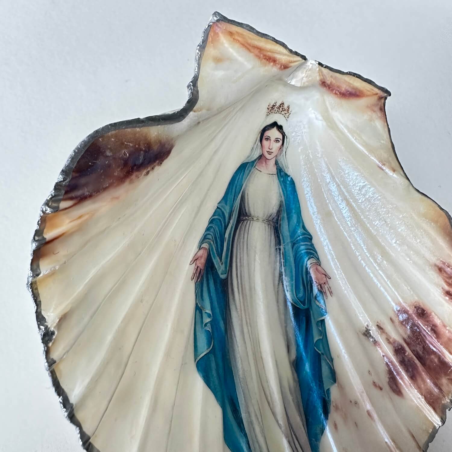 Handveredeltes Deko - Objekt: Dekoanhänger "Holy Maria Blue", 2 Größen, 2 Kantenfarben & 2 Varianten zur Aufhängung von ei - nzigartig