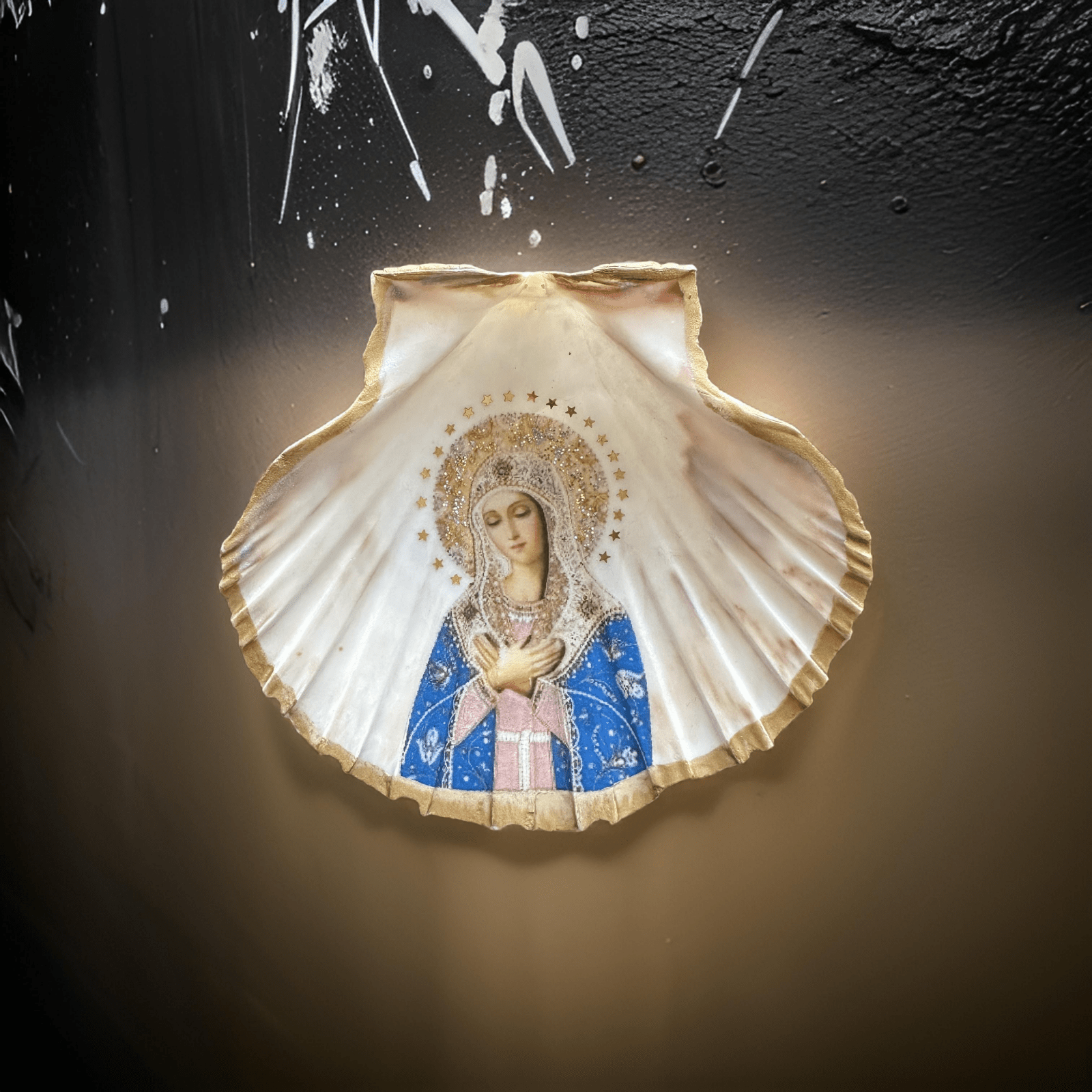 Handveredeltes Deko - Objekt: Dekoanhänger "Holy Maria Stars", 2 Größen, 2 Kantenfarben & 2 Varianten zur Aufhängung von ei - nzigartig