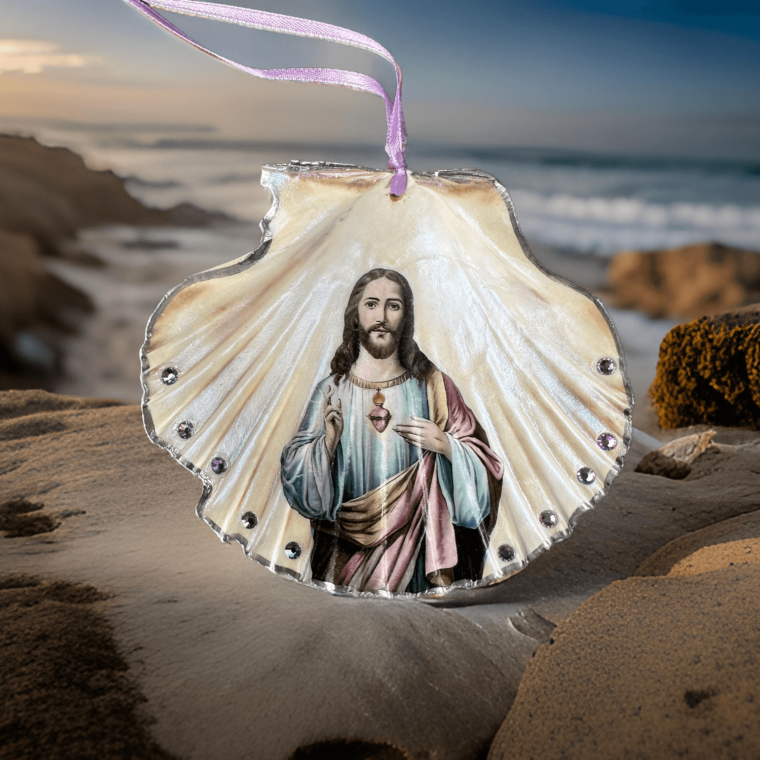 Handveredeltes Deko - Objekt: Dekoanhänger "Holy Pastels Herz Jesus" mit Schmuck - Kante, 2 Größen von ei - nzigartig