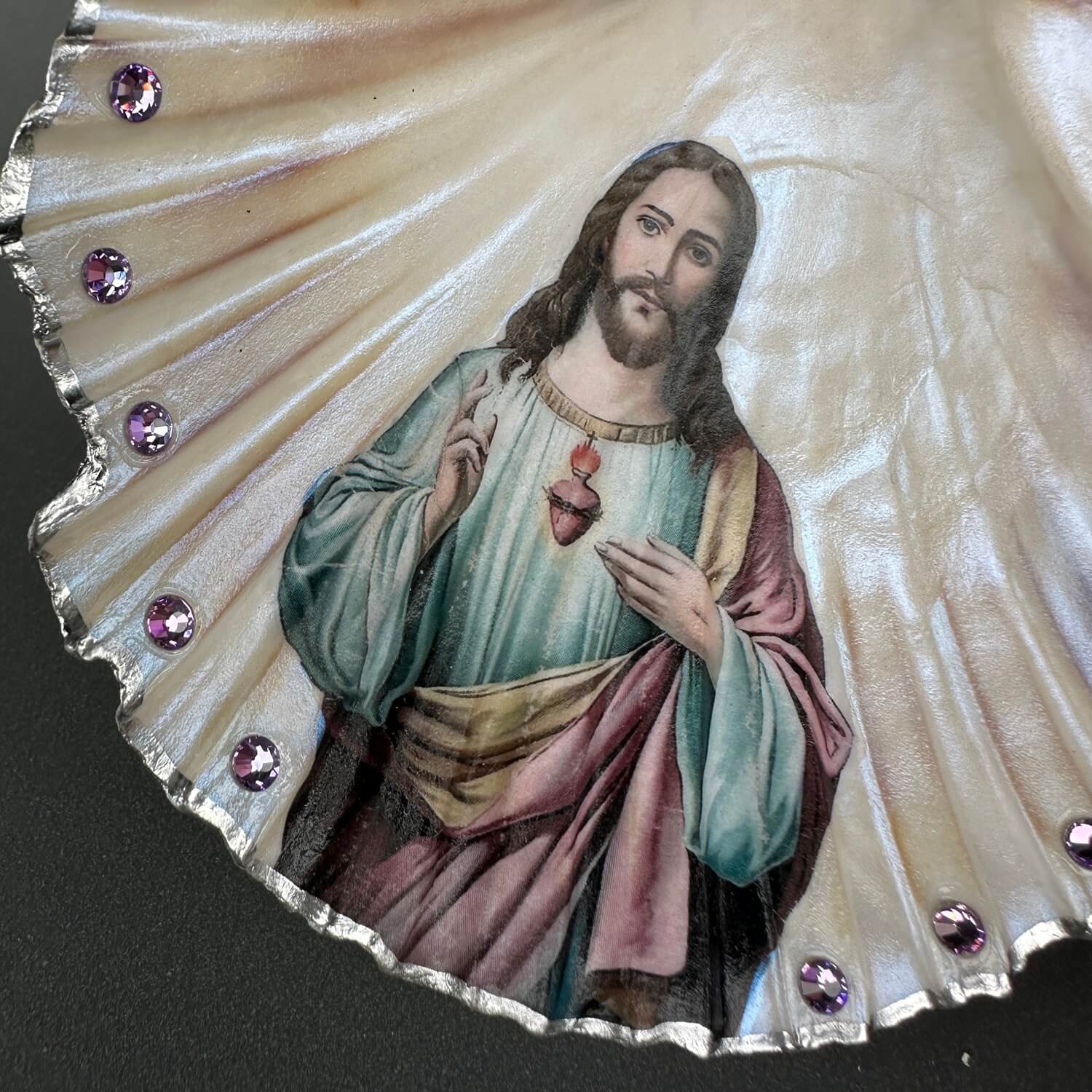 Handveredeltes Deko - Objekt: Dekoanhänger "Holy Pastels Herz Jesus" mit Schmuck - Kante, 2 Größen von ei - nzigartig