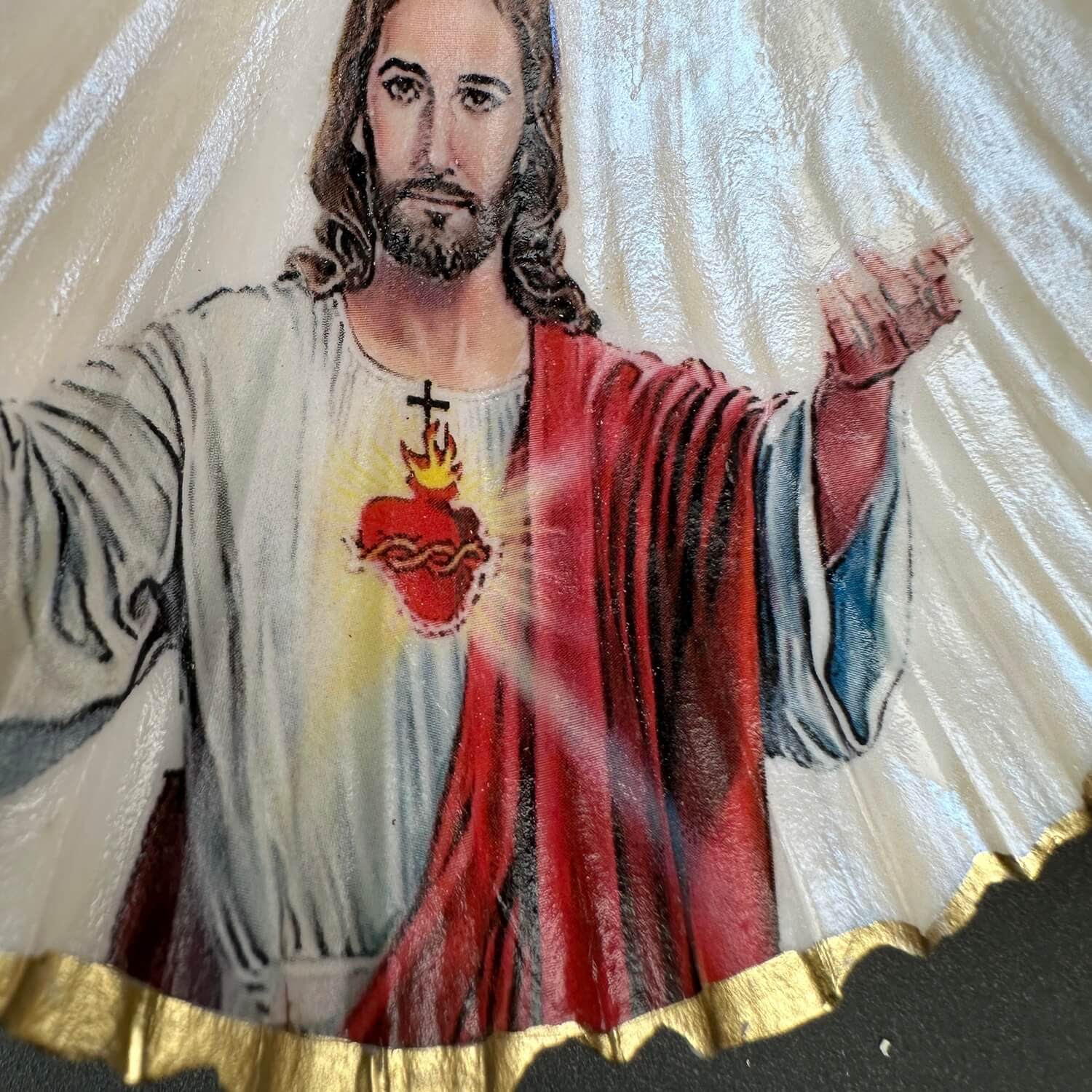 Handveredeltes Deko - Objekt: Dekoanhänger "Holy Shell Herz Jesus", 2 Größen von ei - nzigartig