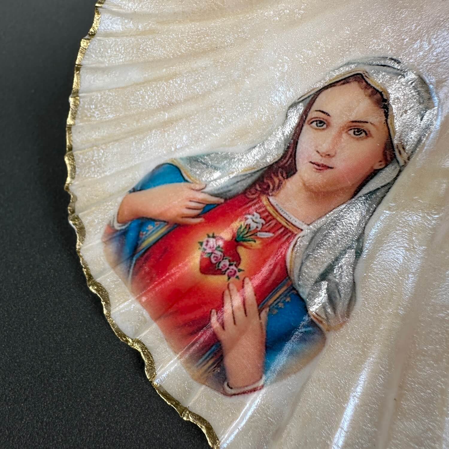 Handveredeltes Deko - Objekt: Dekoanhänger "Holy Shell Herz Maria", 2 Größen von ei - nzigartig
