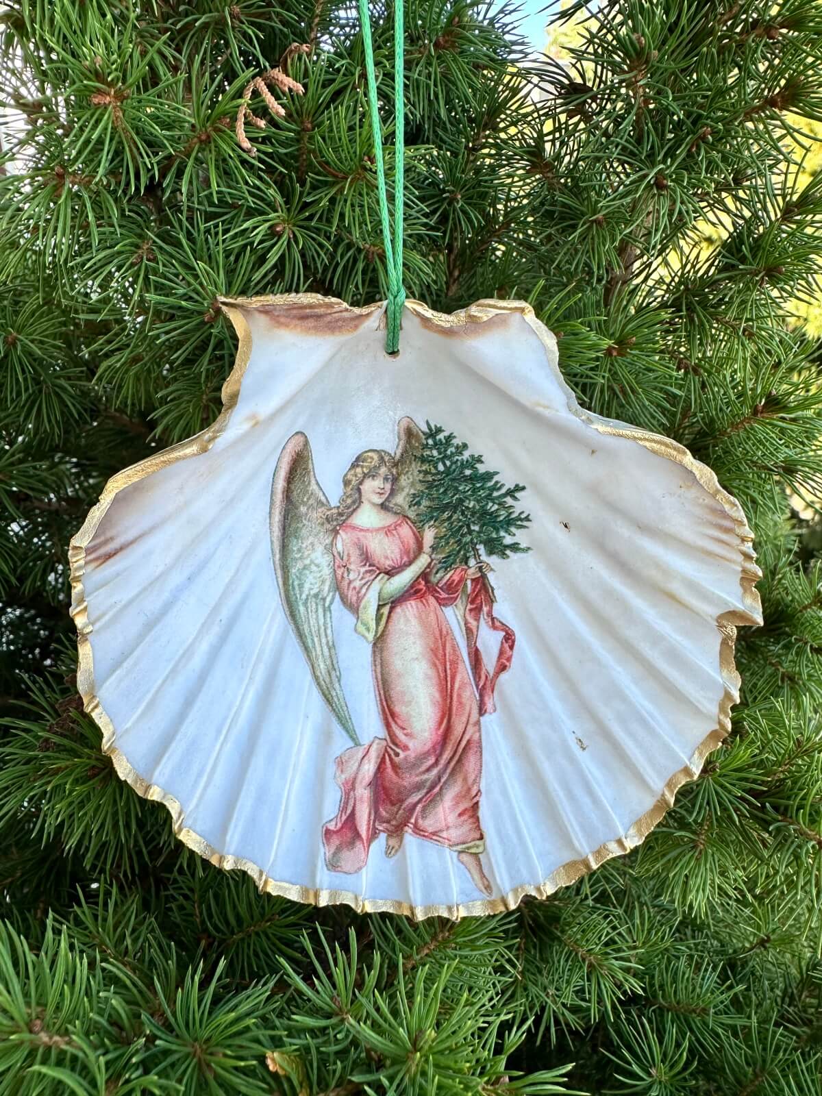 Handveredeltes Deko - Objekt: Dekoanhänger "Weihnachts - Engel ", echte Jakobsmuschel in Gr. L von ei - nzigartig