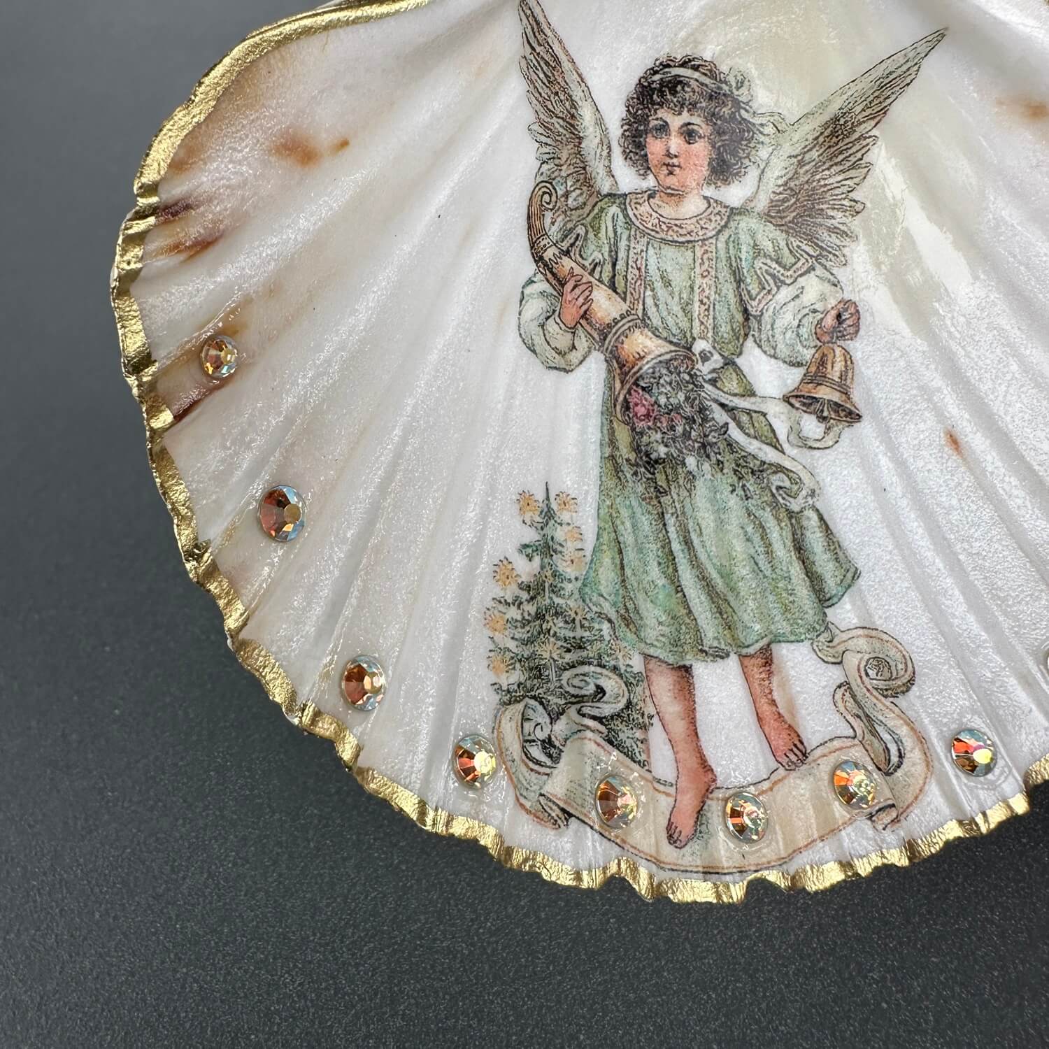 Handveredeltes Deko - Objekt: Dekoanhänger "X - Mas Angel" mit Schmuck - Kante, 2 Größen von ei - nzigartig