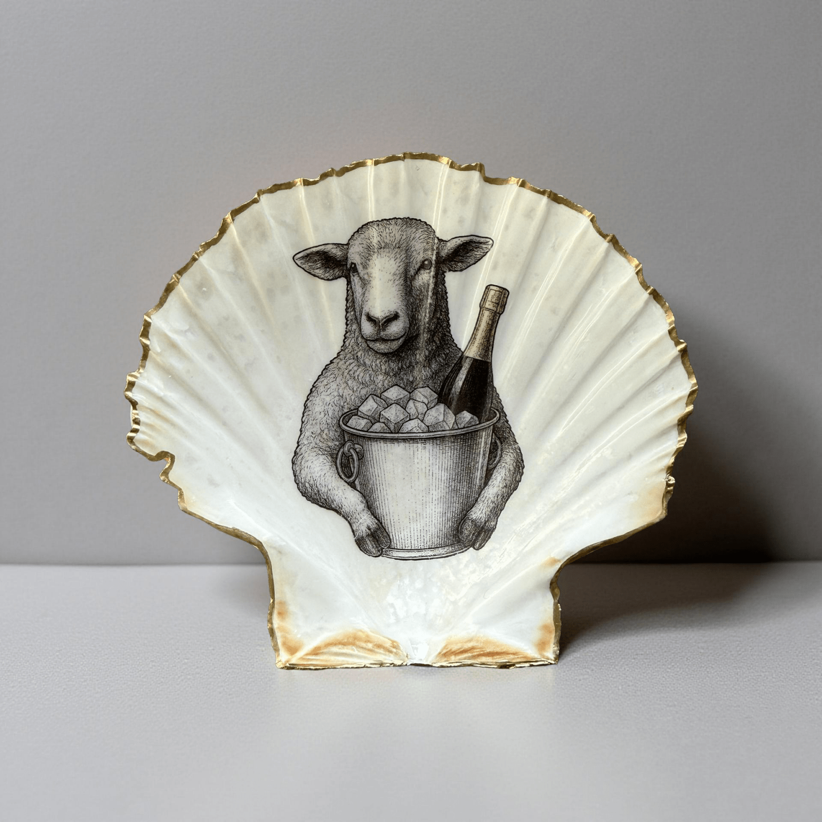 Handveredeltes Deko - Objekt: Dekoschale "Das Perlmutt - Schaf", echte Fächermuschel mit Metallic - Kante von ei - nzigartig