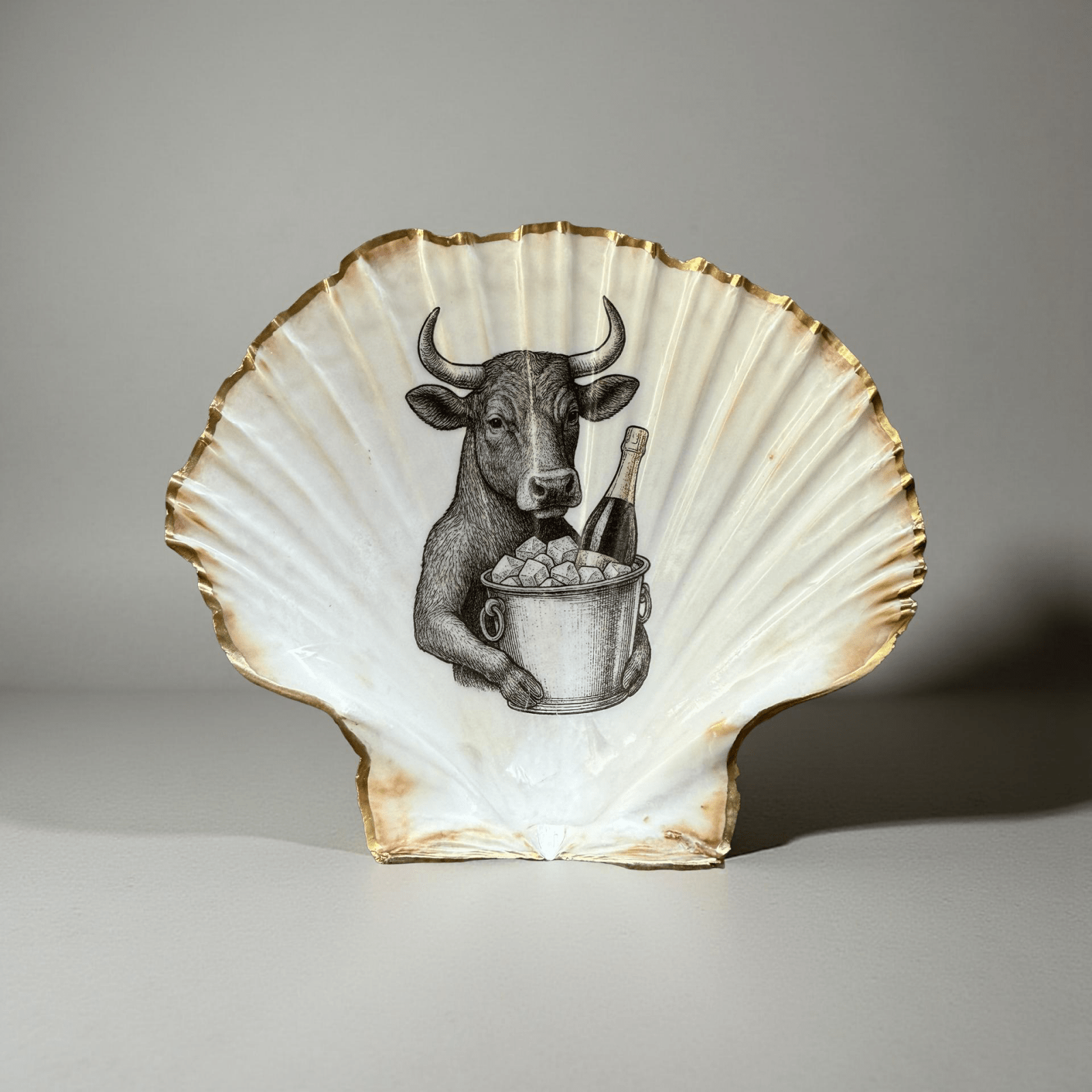 Handveredeltes Deko - Objekt: Dekoschale "Der Perlmutt - Stier", echte Fächermuschel mit Metallic - Kante von ei - nzigartig