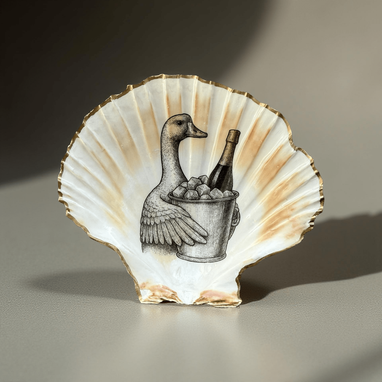 Handveredeltes Deko - Objekt: Dekoschale "Die Perlmutt - Gans", echte Fächermuschel mit Metallic - Kante von ei - nzigartig