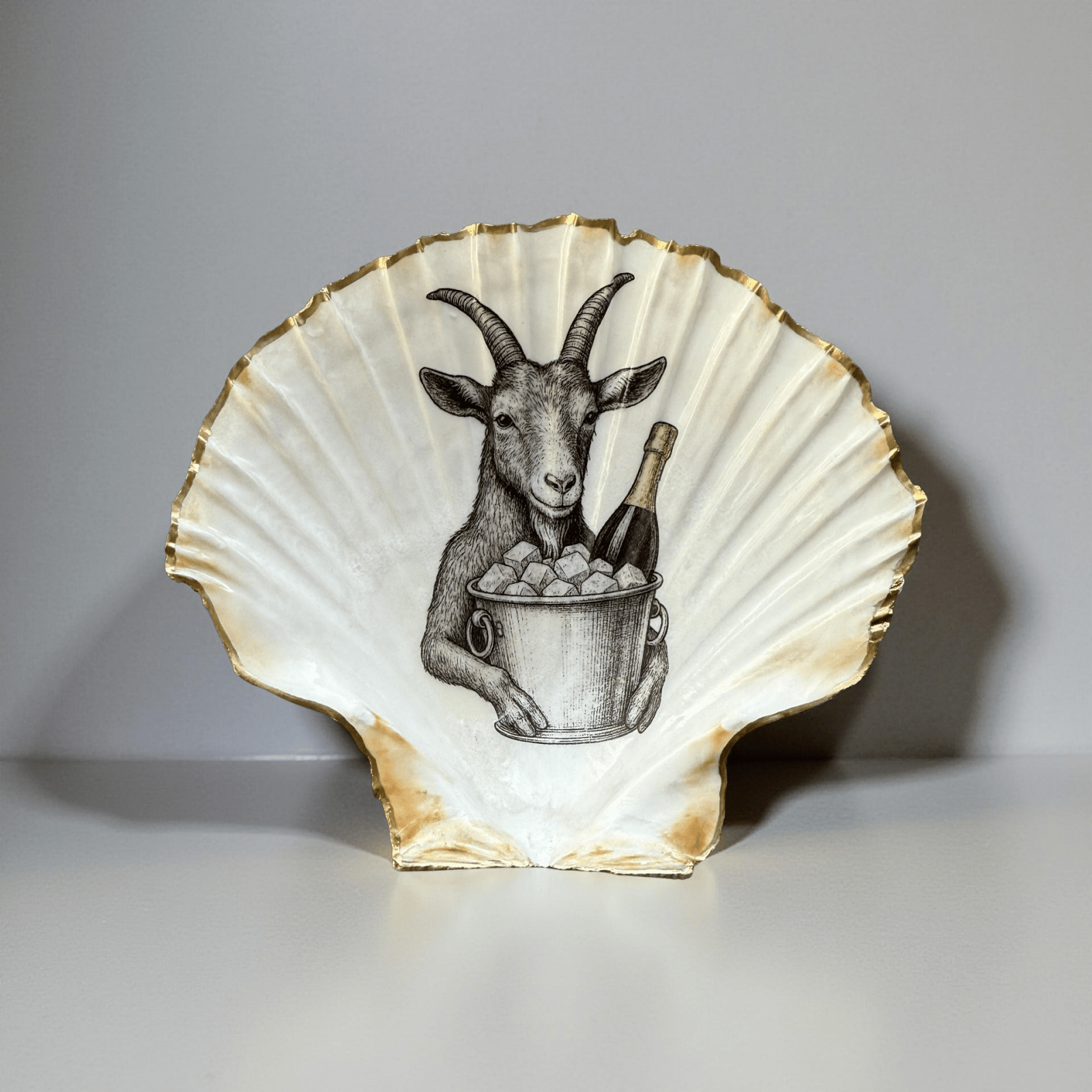 Handveredeltes Deko - Objekt: Dekoschale "Die Perlmutt - Ziege", echte Fächermuschel mit Metallic - Kante von ei - nzigartig