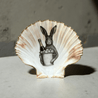 Handveredeltes Deko - Objekt: Dekoschale "Meister Lampe", echte Fächermuschel mit Metallic - Kante von ei - nzigartig