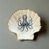 Handveredeltes Deko - Objekt: Dekoschale "Oktopus", echte Fächermuschel mit Metallic - Kante von ei - nzigartig