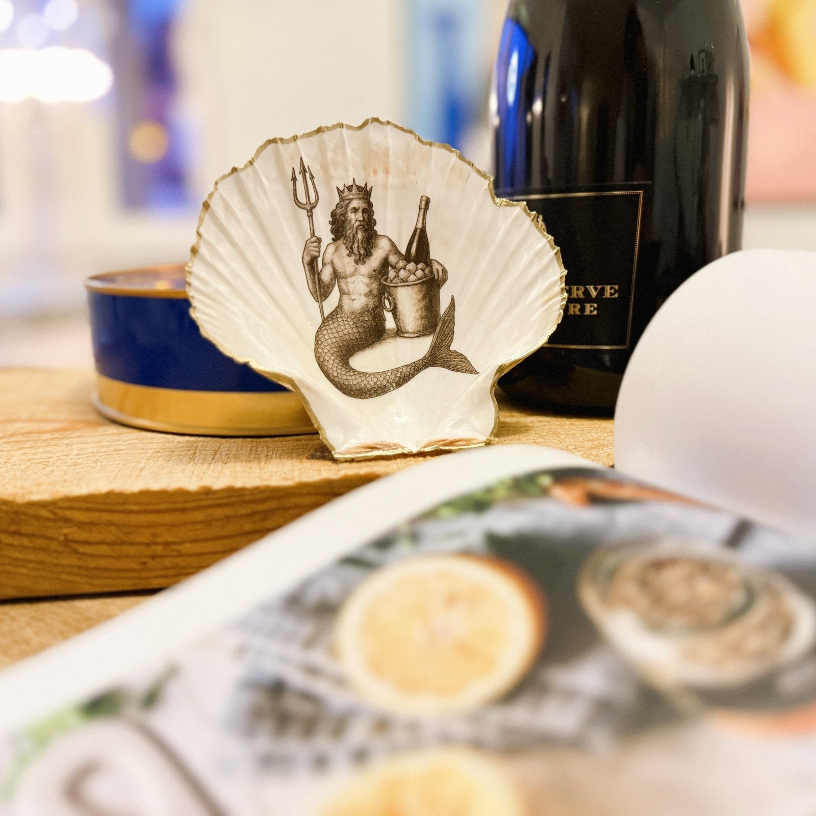 Handveredeltes Deko - Objekt: Dekoschale "Wassermann", echte Fächermuschel mit Metallic - Kante von ei - nzigartig