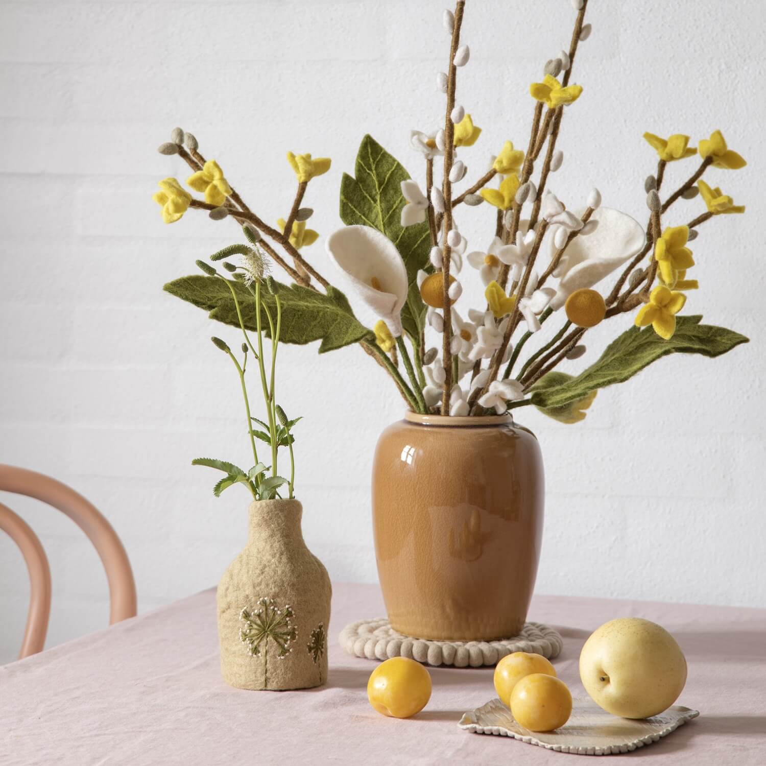 Handveredeltes Deko - Objekt: Forsythien Zweig aus Filz von Gry & Sif, 60 cm von ei - nzigartig