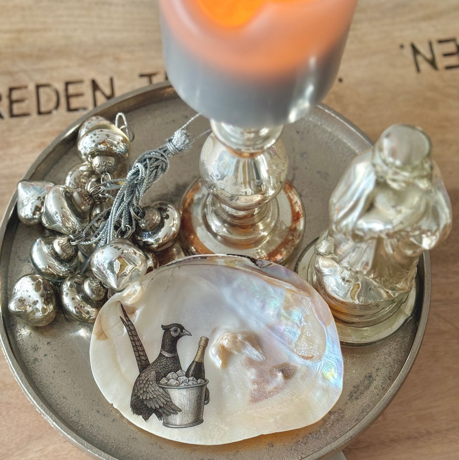 Handveredeltes Deko - Objekt: "Frau Federvieh" Süsswassermuschel Unikat von ei - nzigartig