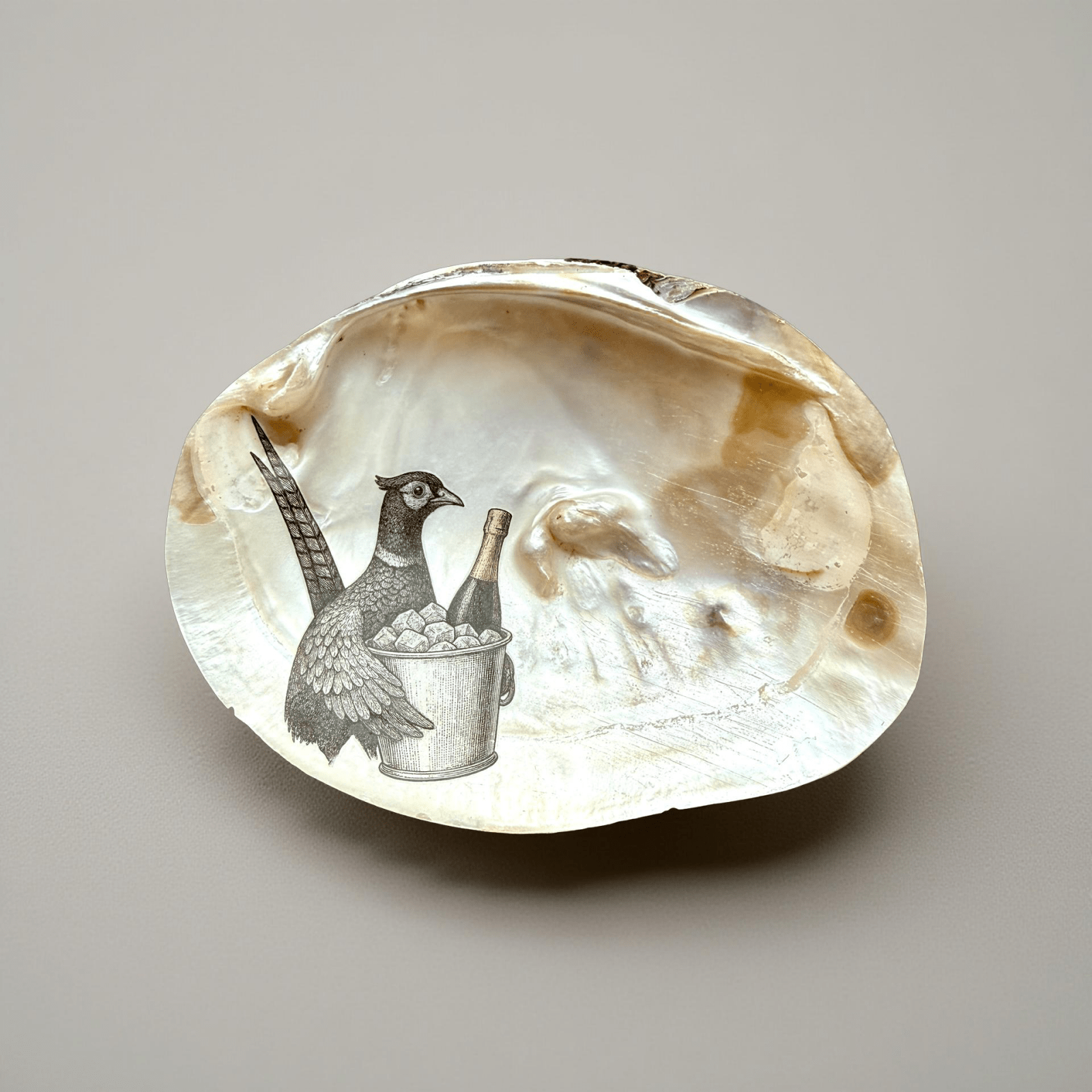 Handveredeltes Deko - Objekt: "Frau Federvieh" Süsswassermuschel Unikat von ei - nzigartig