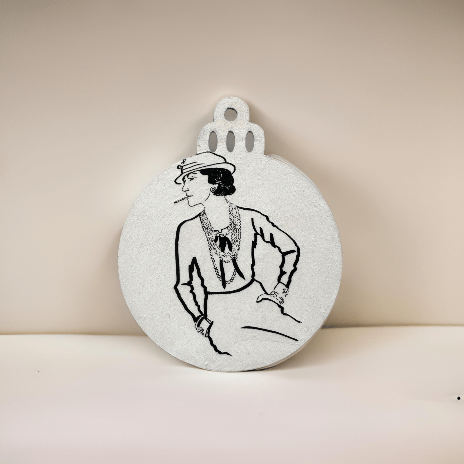 Handveredeltes Deko - Objekt: Geschenk - Anhänger: Black and White Edition „Coco White“ von ei - nzigartig