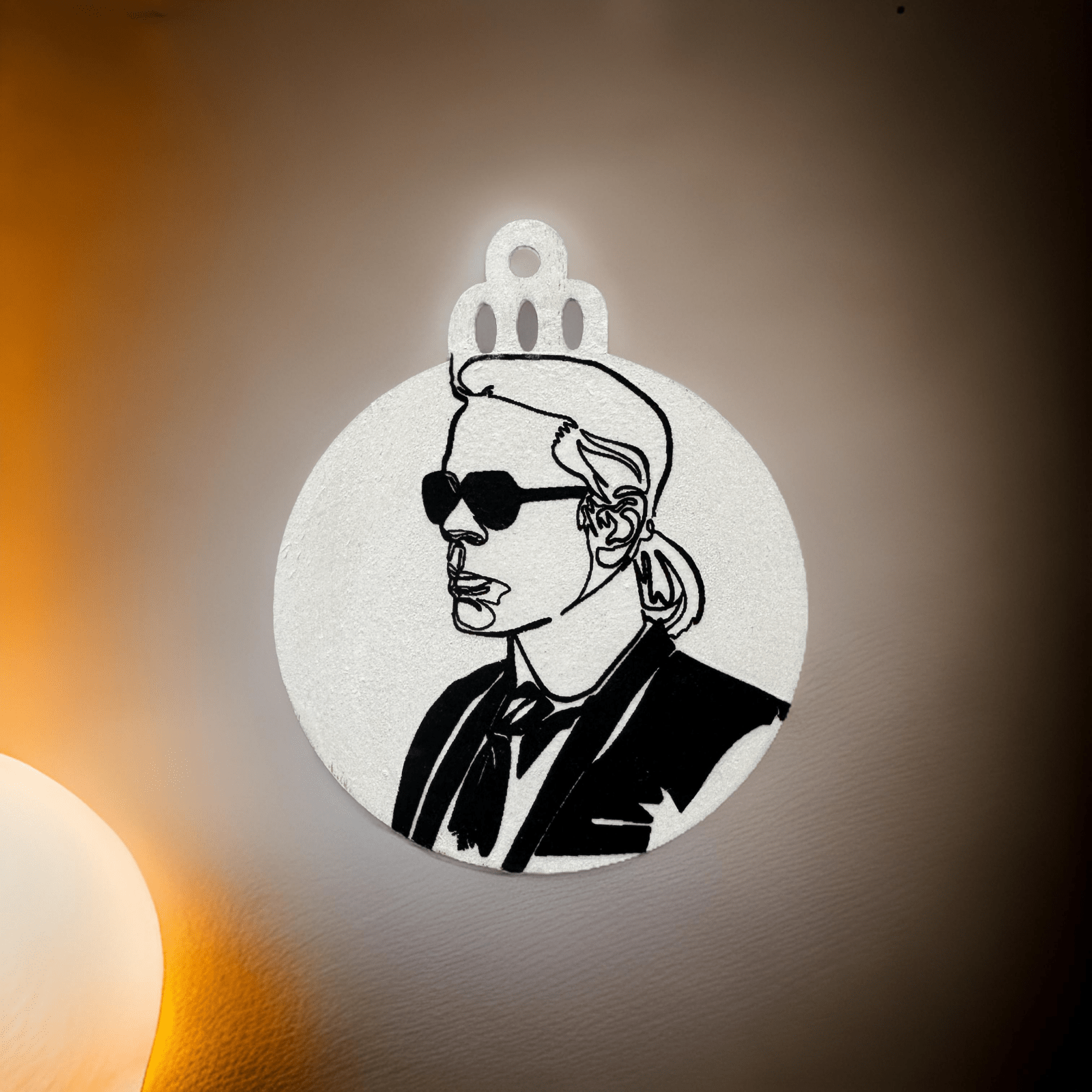 Handveredeltes Deko - Objekt: Geschenk - Anhänger, Black & White Edition „Karl Black“ von ei - nzigartig