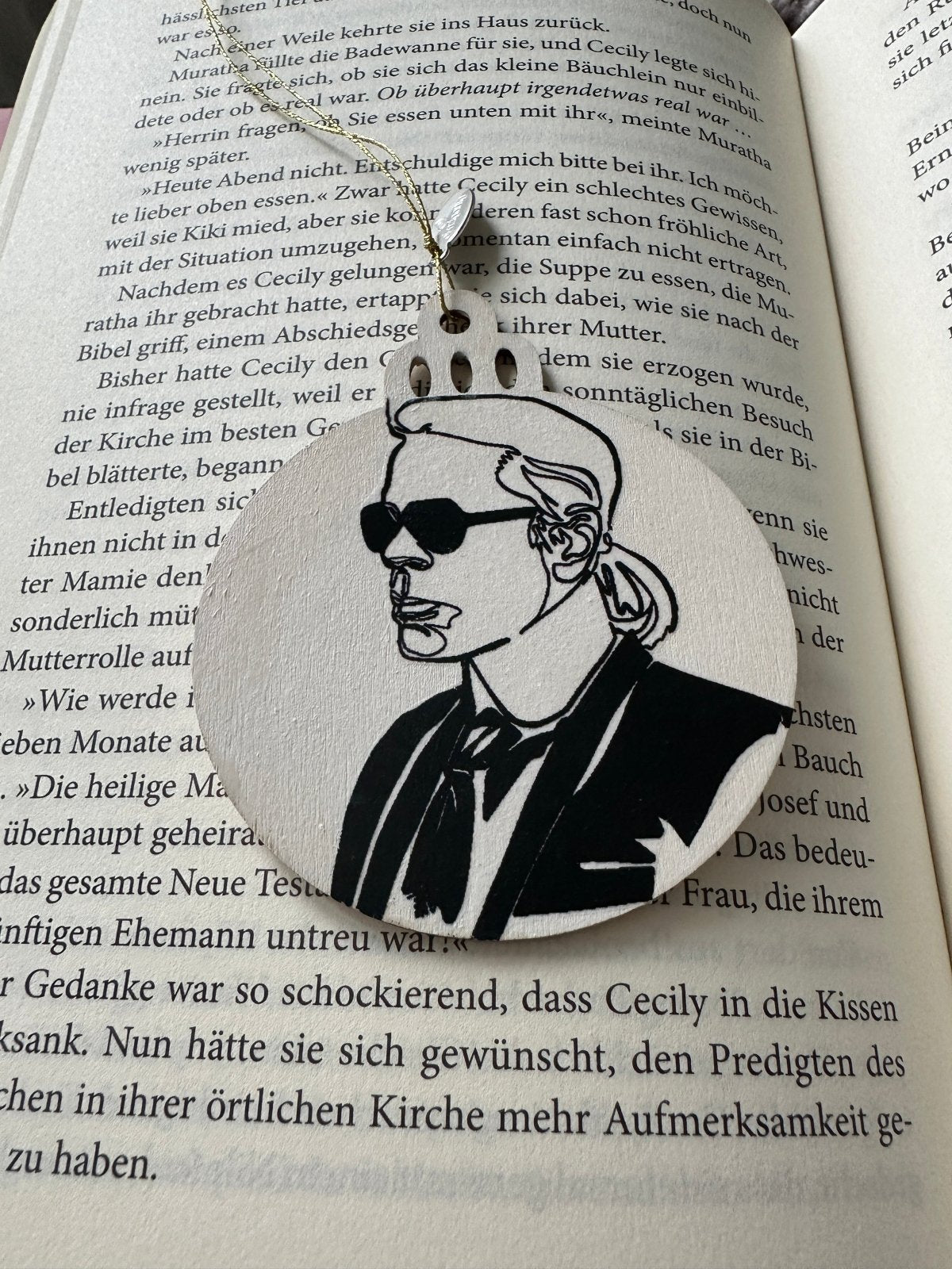 Handveredeltes Deko - Objekt: Geschenk - Anhänger, Black & White Edition „Karl Black“ von ei - nzigartig
