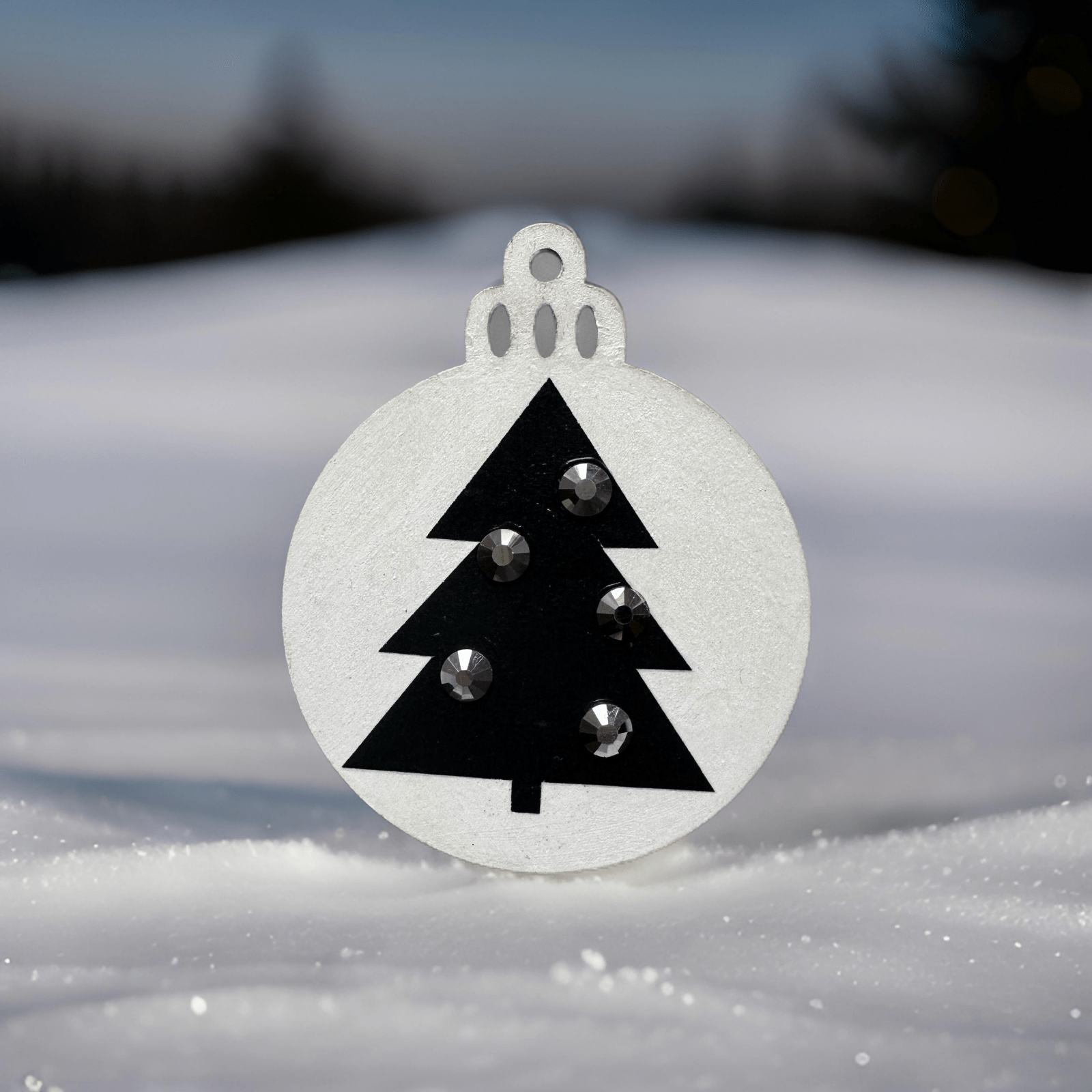 Handveredeltes Deko - Objekt: Geschenk - Anhänger, Black & White Edition „Tannenbaum“ von ei - nzigartig