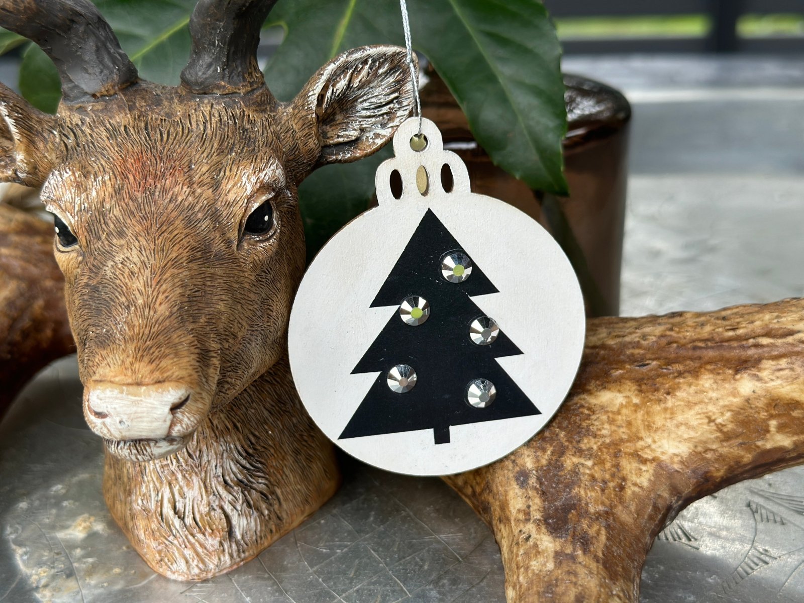 Handveredeltes Deko - Objekt: Geschenk - Anhänger, Black & White Edition „Tannenbaum“ von ei - nzigartig