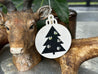 Handveredeltes Deko - Objekt: Geschenk - Anhänger, Black & White Edition „Tannenbaum“ von ei - nzigartig