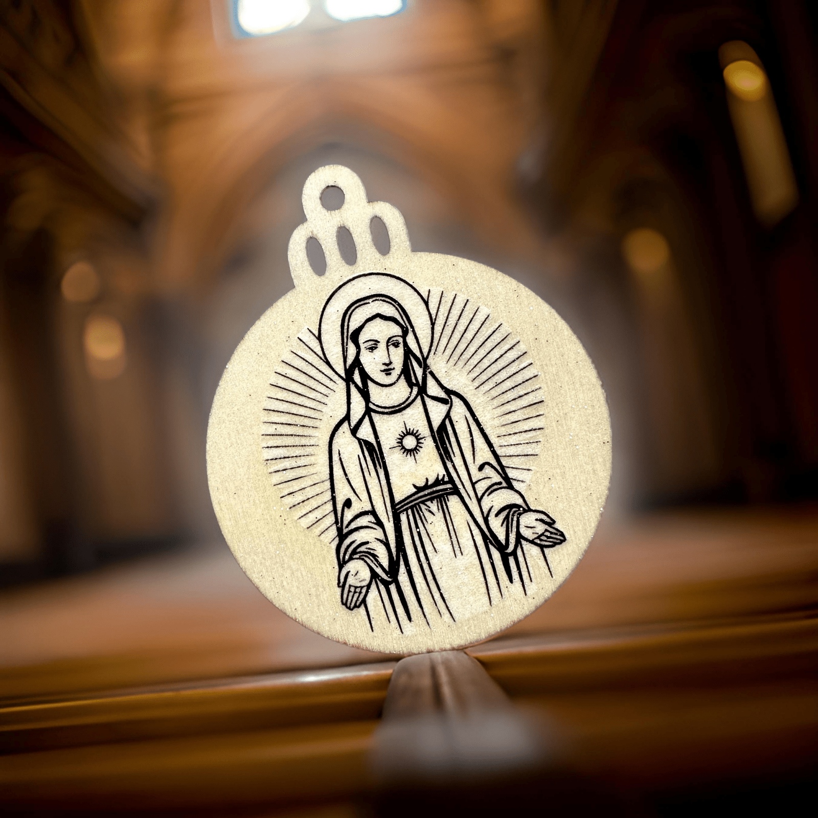 Handveredeltes Deko - Objekt: Geschenk - Anhänger „Graceful Madonna“ von ei - nzigartig