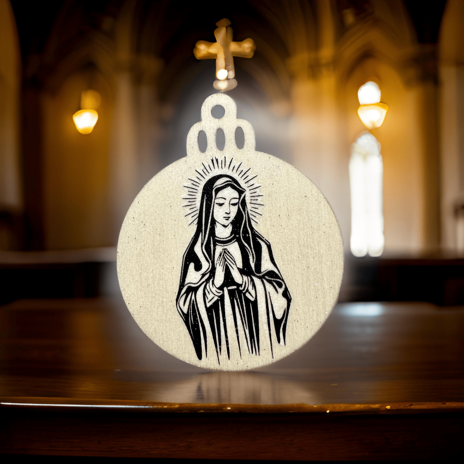 Handveredeltes Deko - Objekt: Geschenk - Anhänger „Praying Madonna“ von ei - nzigartig