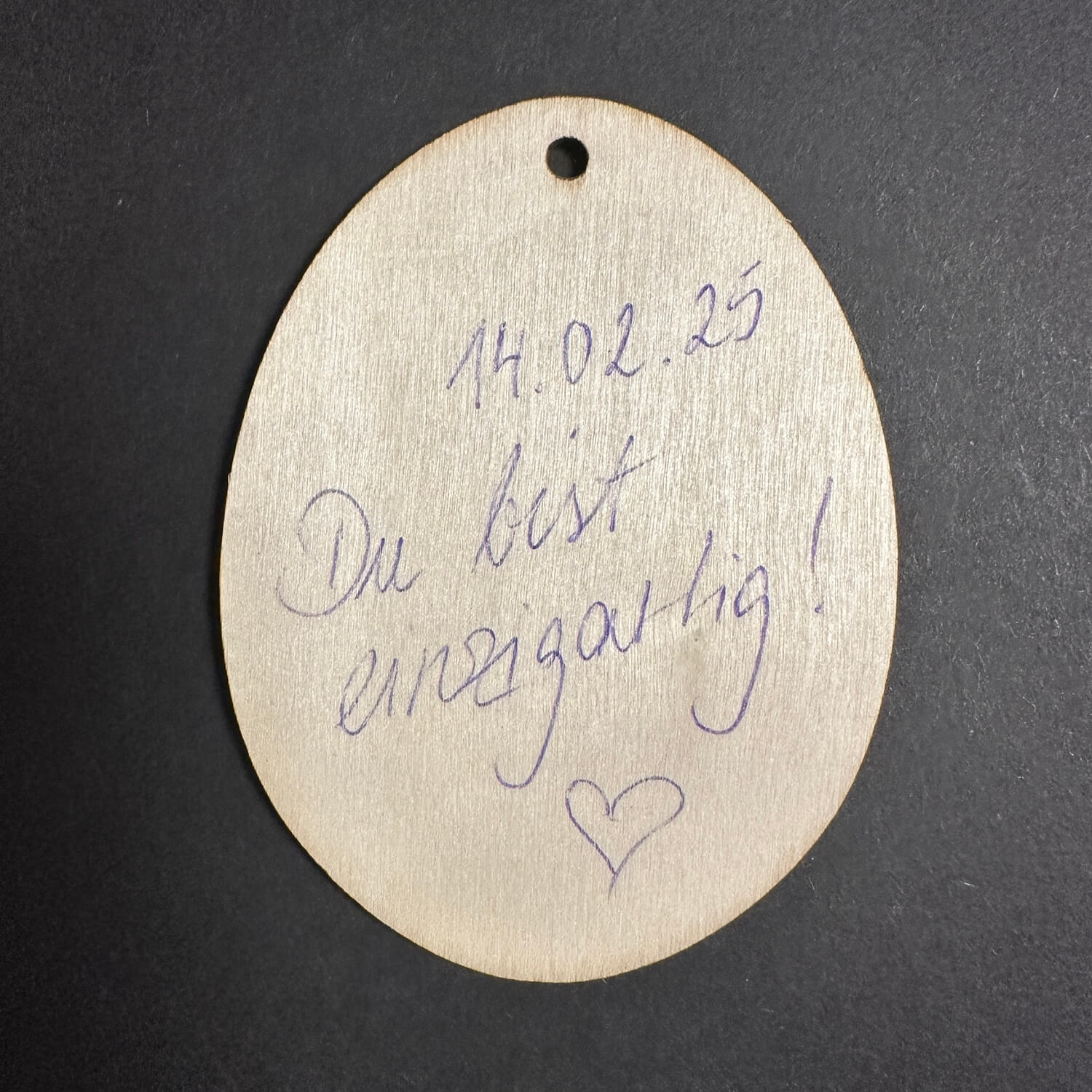 Handveredeltes Deko - Objekt: Holz - Anhänger "Camélia" von ei - nzigartig