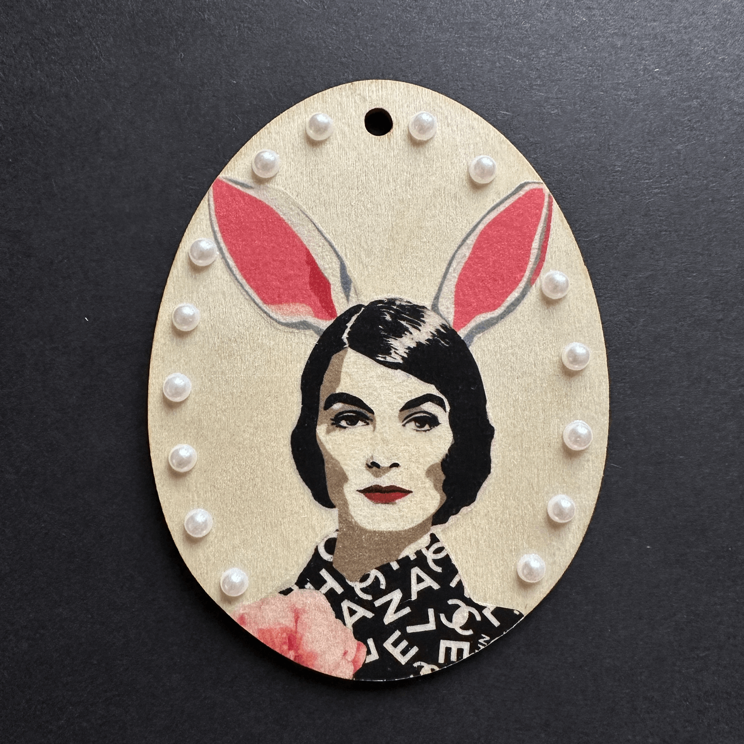 Handveredeltes Deko - Objekt: Holz - Anhänger „Coco Bunny“ von ei - nzigartig