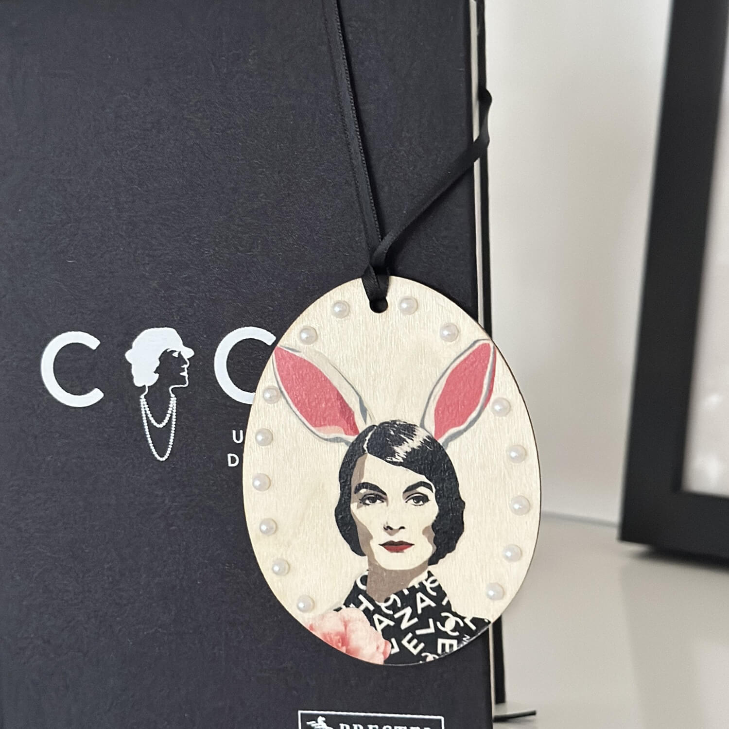 Handveredeltes Deko - Objekt: Holz - Anhänger „Coco Bunny“ von ei - nzigartig