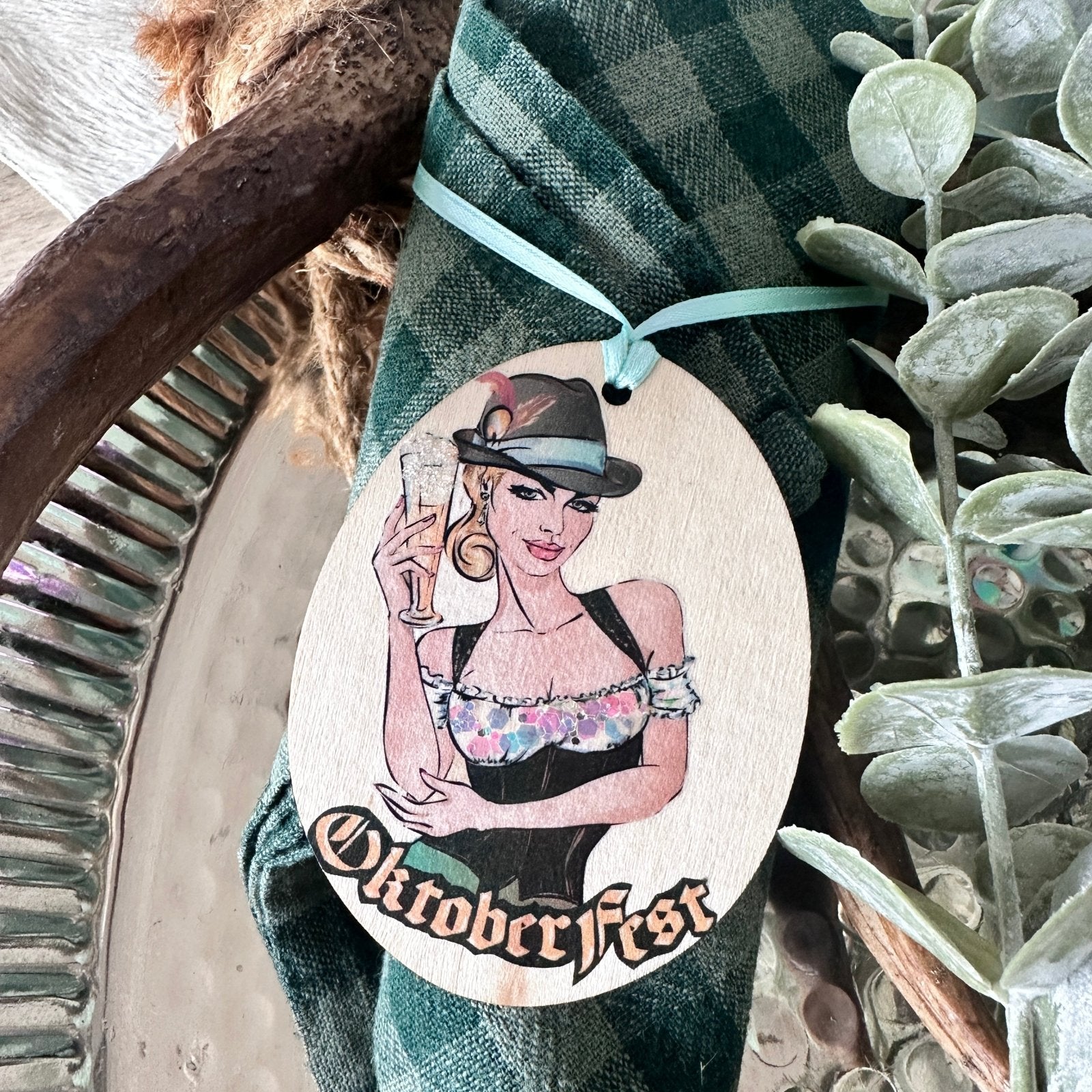Handveredeltes Deko - Objekt: Holz - Anhänger „Dirndlicious" von ei - nzigartig