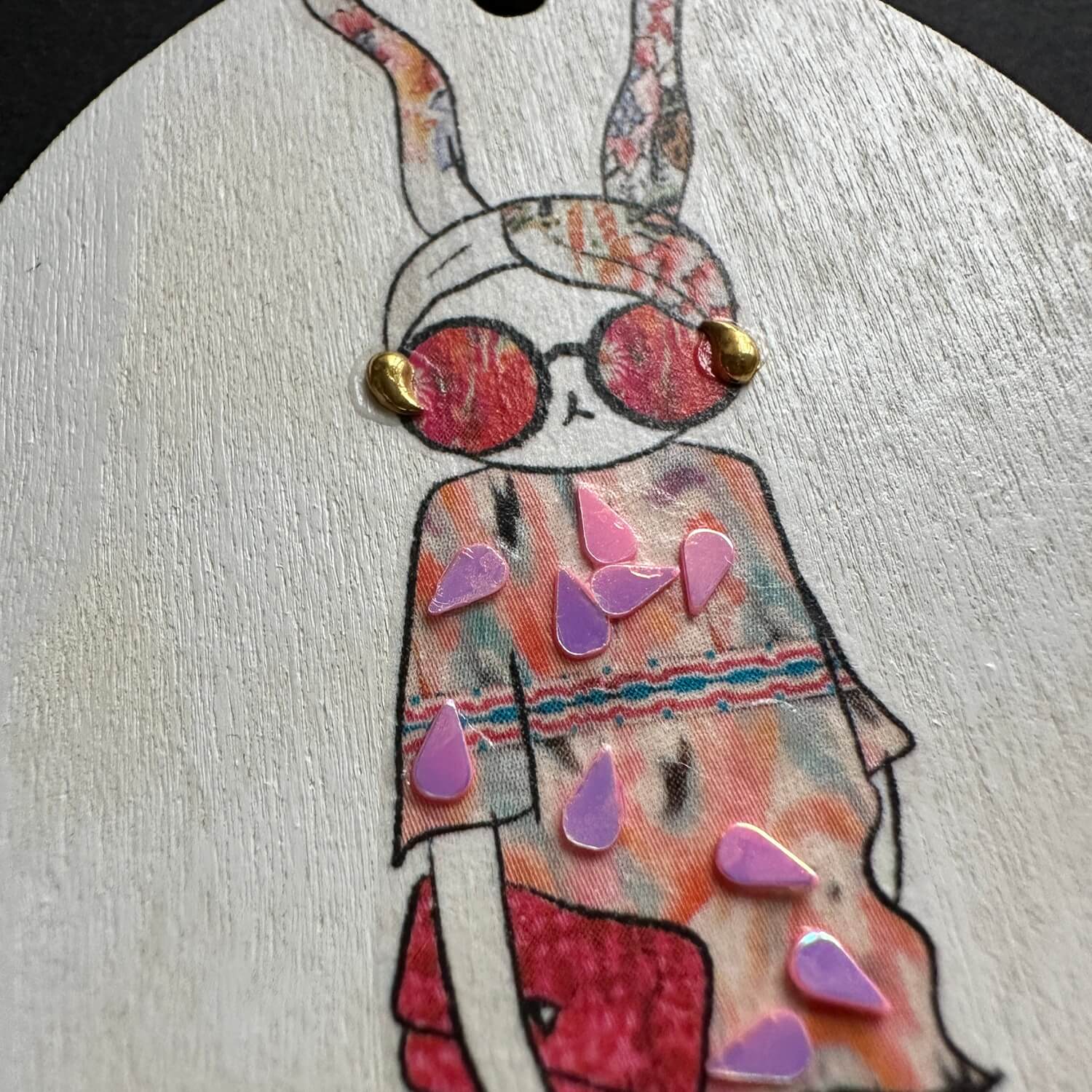 Handveredeltes Deko - Objekt: Holz - Anhänger „Eggtro mit Brille" von ei - nzigartig