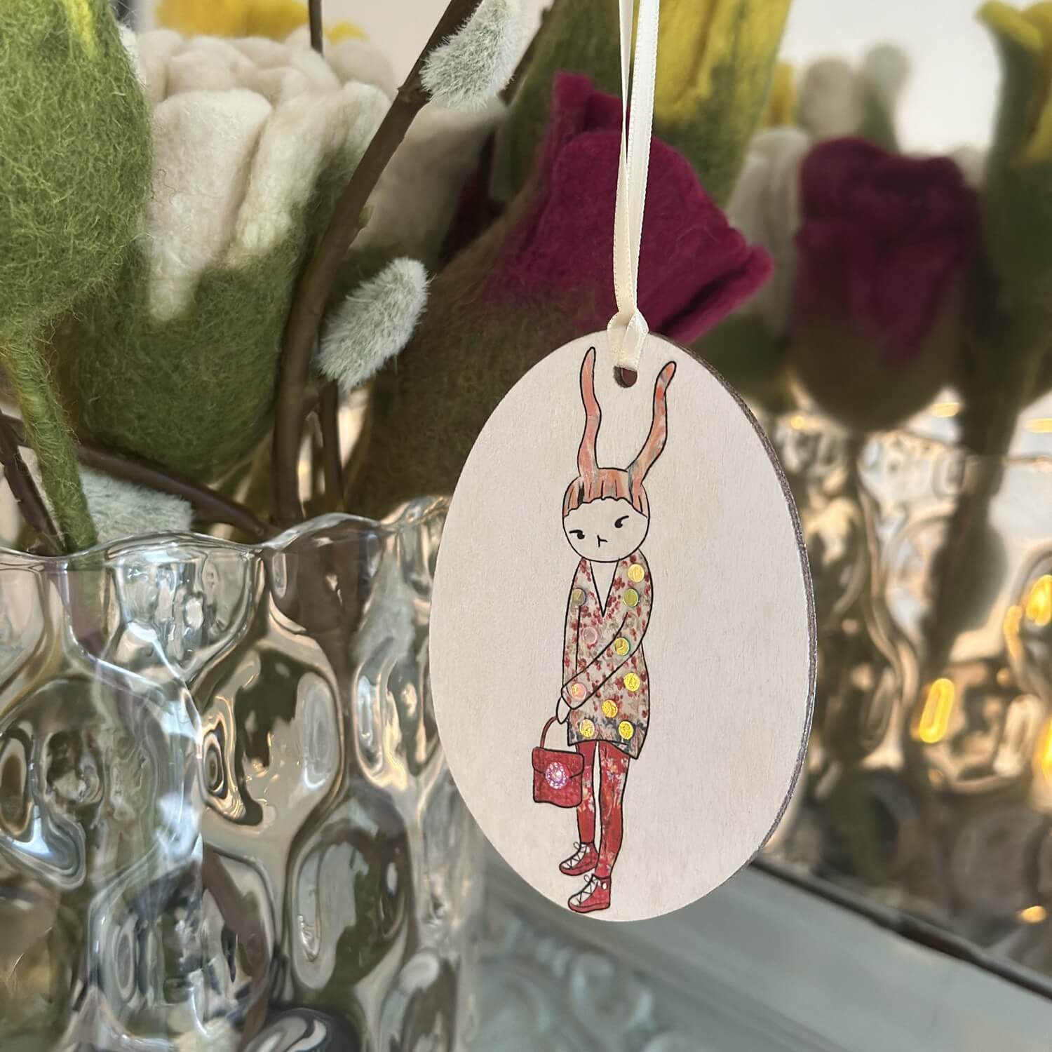 Handveredeltes Deko - Objekt: Holz - Anhänger „Eggtro mit Tasche" von ei - nzigartig