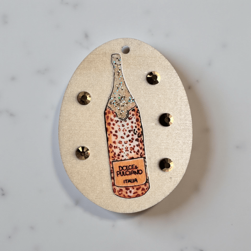 Handveredeltes Deko - Objekt: Holz - Anhänger „Fashion Bottle, Dolce Pulciano" von ei - nzigartig