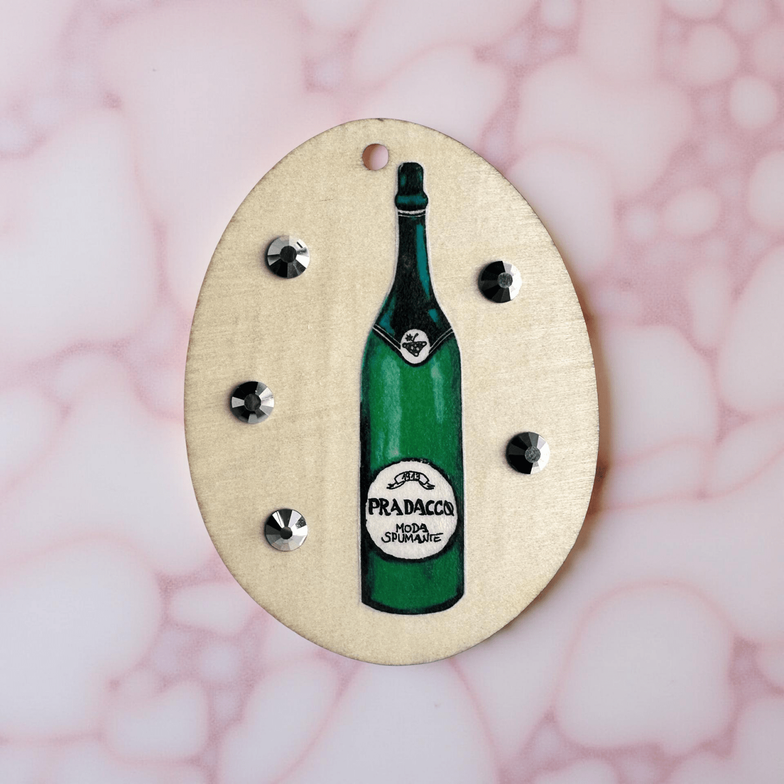 Handveredeltes Deko - Objekt: Holz - Anhänger „Fashion Bottle, Prada.cco" von ei - nzigartig