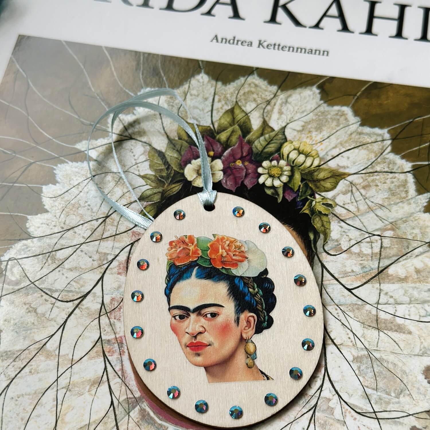 Handveredeltes Deko - Objekt: Holz - Anhänger „Frida liebt Ohrringe" von ei - nzigartig
