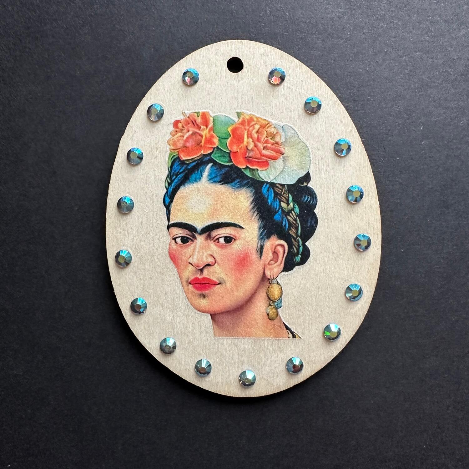 Handveredeltes Deko - Objekt: Holz - Anhänger „Frida liebt Ohrringe" von ei - nzigartig