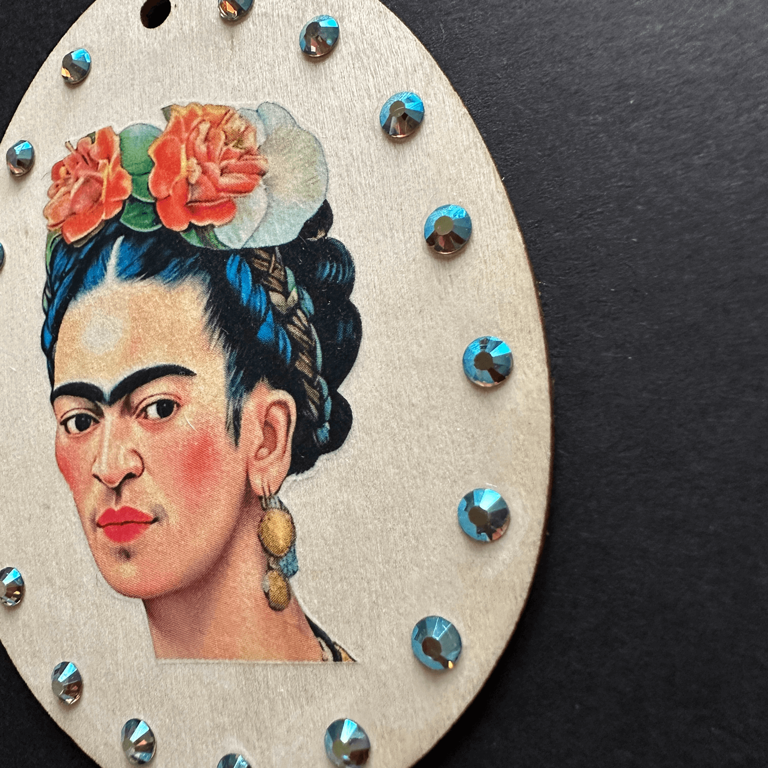 Handveredeltes Deko - Objekt: Holz - Anhänger „Frida liebt Ohrringe" von ei - nzigartig