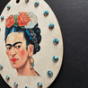 Handveredeltes Deko - Objekt: Holz - Anhänger „Frida liebt Ohrringe" von ei - nzigartig