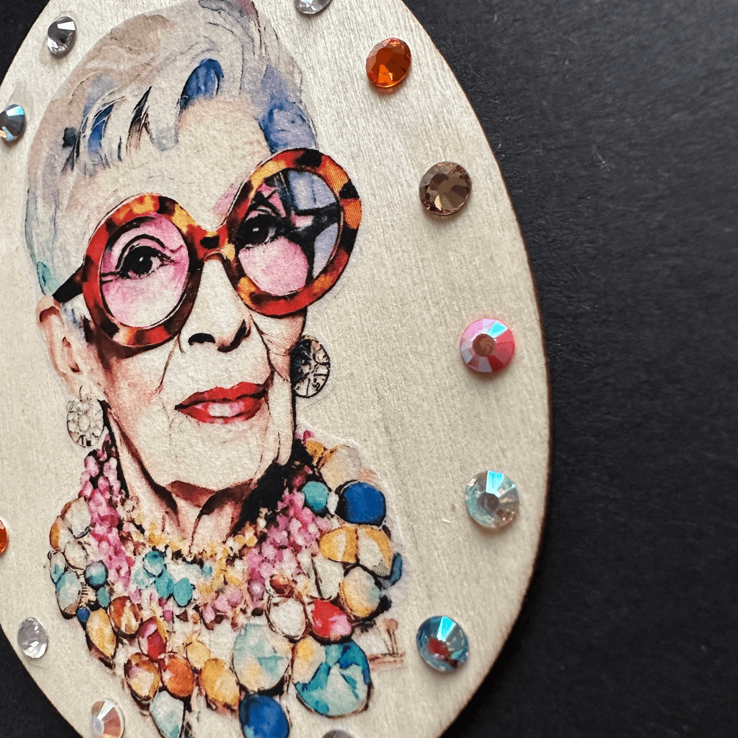 Handveredeltes Deko - Objekt: Holz - Anhänger „Iris Aquarell“ von ei - nzigartig