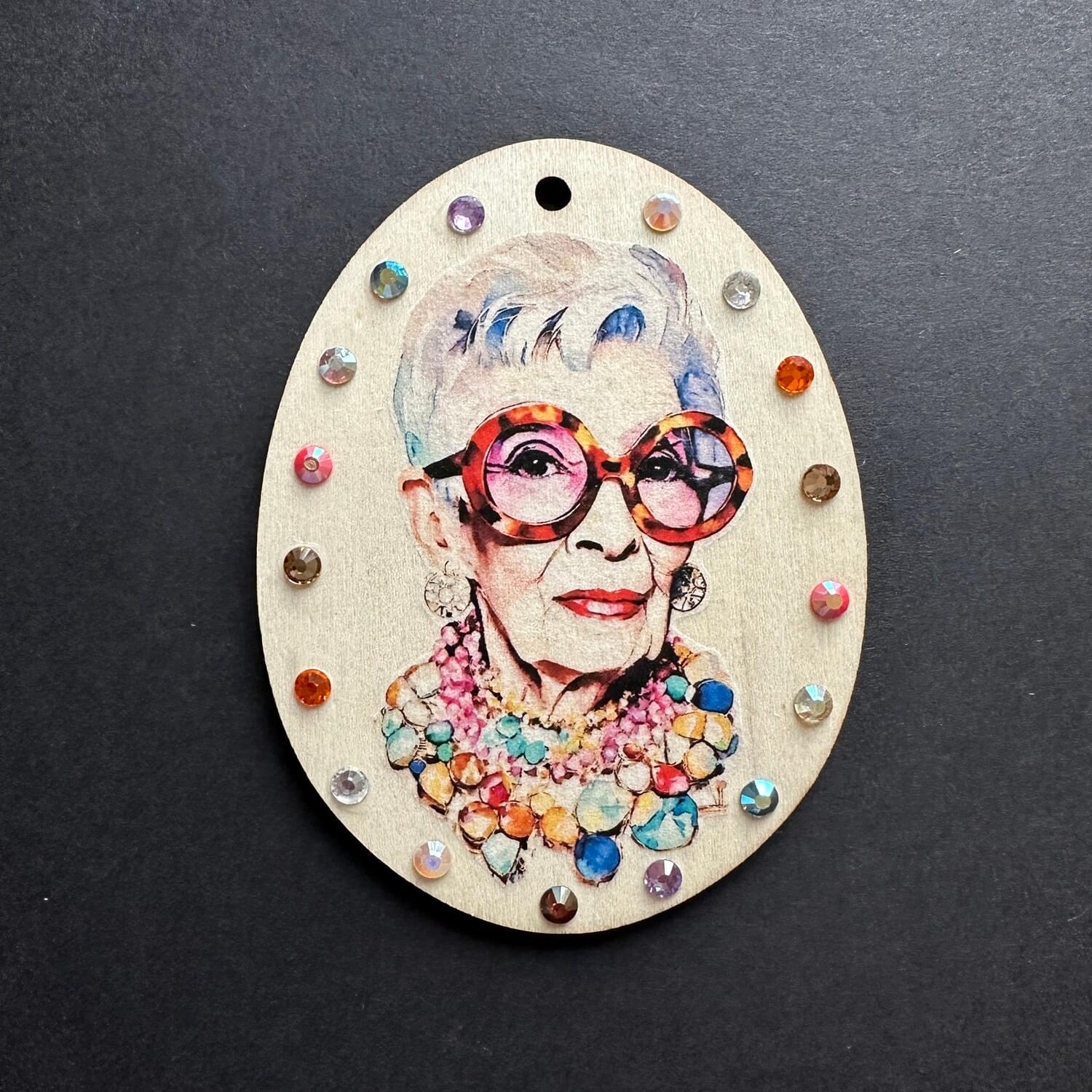 Handveredeltes Deko - Objekt: Holz - Anhänger „Iris Aquarell“ von ei - nzigartig