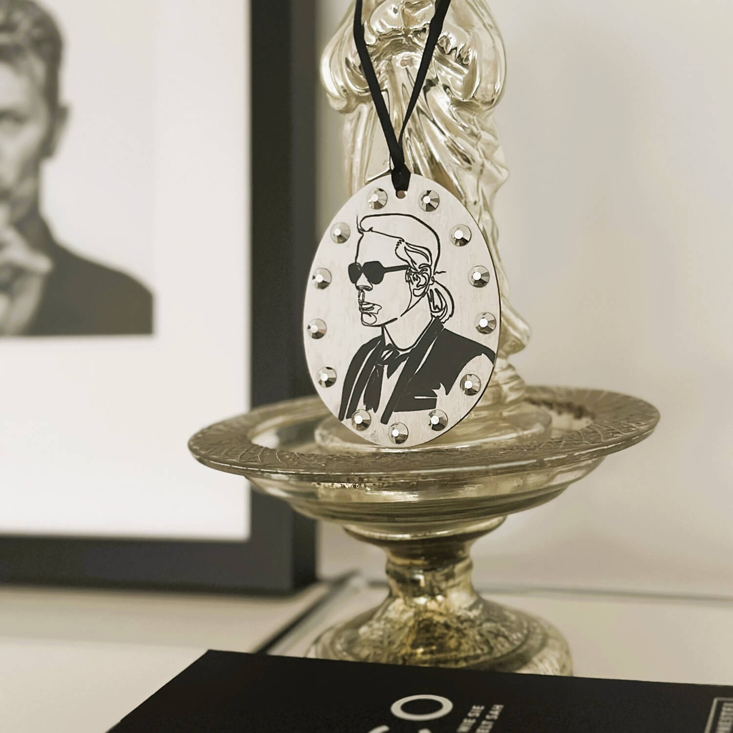 Handveredeltes Deko - Objekt: Holz - Anhänger „Karl“ Black & White Edition von ei - nzigartig