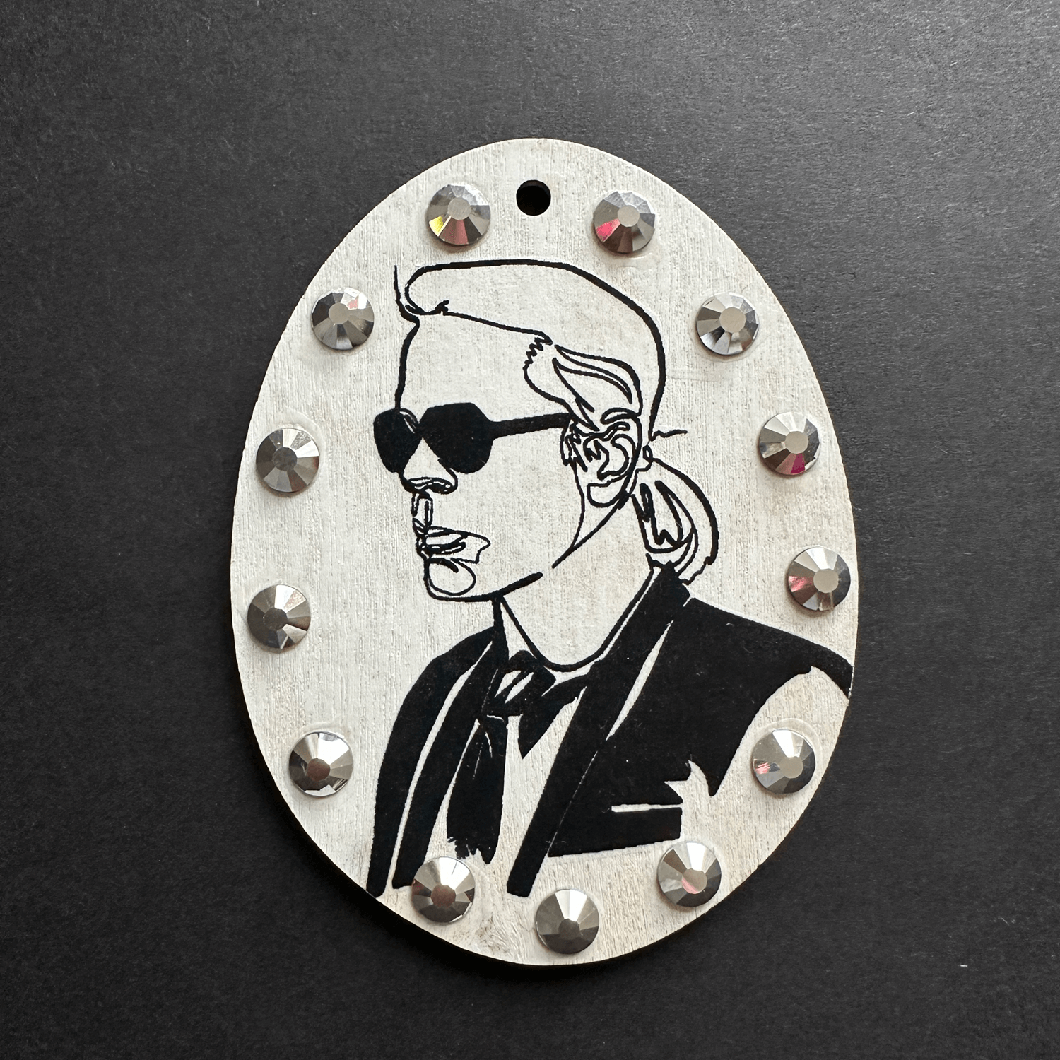 Handveredeltes Deko - Objekt: Holz - Anhänger „Karl“ Black & White Edition von ei - nzigartig